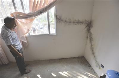 村民家中電視機(jī)的天線被閃電擊中,貼在墻上的線被燒毀 村民家中電視機(jī)的天線被閃電擊中,貼在墻上的線被燒毀