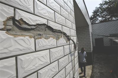 村民家被閃電擊中,墻上的瓷磚被打壞 村民家被閃電擊中,墻上的瓷磚被打壞