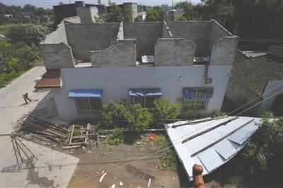 村民家的屋頂被大風(fēng)吹掉 村民家的屋頂被大風(fēng)吹掉