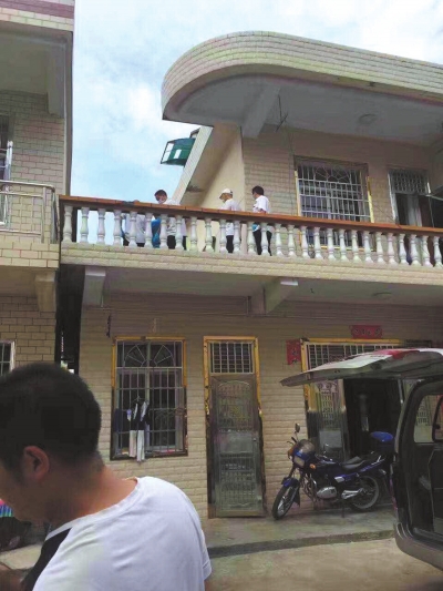 警方在嫌疑人鄰居家二樓露臺上發(fā)現(xiàn)女孩尸體。 家屬供圖