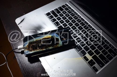 根據(jù)圖片來看,蘋果MacBook Pro筆記本觸控面板左邊部分被熏黑,而且該網(wǎng)友也提供了充電設備,就是三星Note 7原裝充電器。 根據(jù)圖片來看,蘋果MacBook Pro筆記本觸控面板左邊部分被熏黑,而且該網(wǎng)友也提供了充電設備,就是三星Note 7原裝充電器。