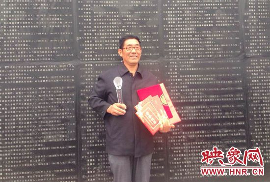 義務守陵員范欽憲手握榮譽證書 義務守陵員范欽憲手握榮譽證書