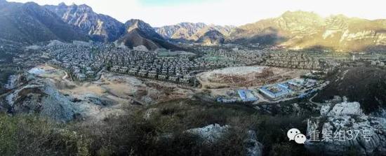 河北淶水“青青小鎮”1-6期全景圖,上百棟別墅組成的別墅群依山而建。部分山體被炸平,準備建起聯排雙拼別墅。 新京報記者 大路 攝