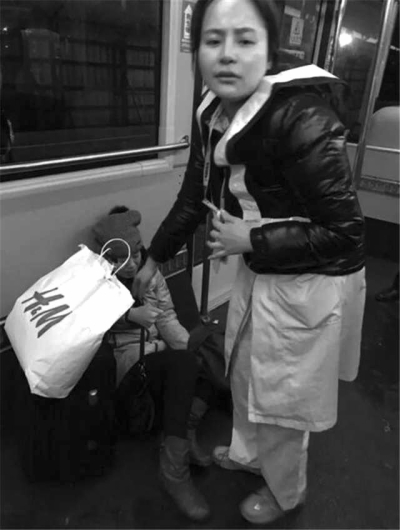 事發后,一名女乘客(左)受傷。 事發后,一名女乘客(左)受傷。