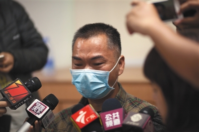 昨日,深圳,羅一笑的父親羅爾接受媒體采訪。圖/視覺中國 昨日,深圳,羅一笑的父親羅爾接受媒體采訪。圖/視覺中國