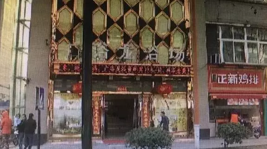 張阿姨說,附近柜臺一名工作人員,說什么也不讓她在這塊走廊哄孫女,幾句不和,雙方吵了起來。 張阿姨說,附近柜臺一名工作人員,說什么也不讓她在這塊走廊哄孫女,幾句不和,雙方吵了起來。