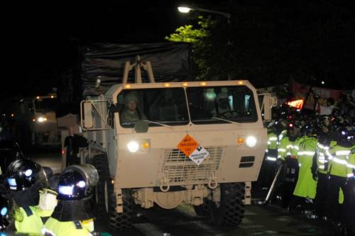 在1000多名警察的護衛(wèi)下,薩德系統(tǒng)被運到星州的高爾夫球場圖據(jù)網(wǎng)絡(luò) 在1000多名警察的護衛(wèi)下,薩德系統(tǒng)被運到星州的高爾夫球場圖據(jù)網(wǎng)絡(luò)