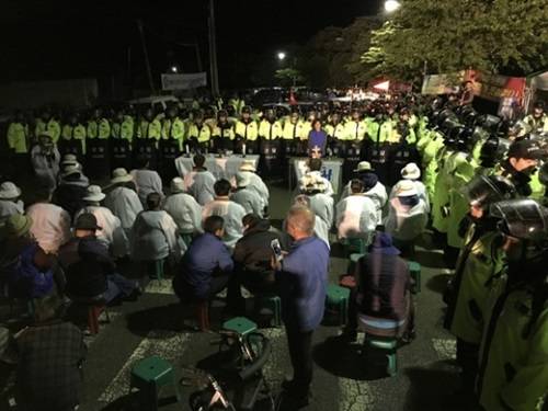 在把薩德搬運到星州高爾夫球場過程中,當?shù)鼐用窈途彀l(fā)生對抗沖突圖據(jù)網(wǎng)絡(luò) 在把薩德搬運到星州高爾夫球場過程中,當?shù)鼐用窈途彀l(fā)生對抗沖突圖據(jù)網(wǎng)絡(luò)