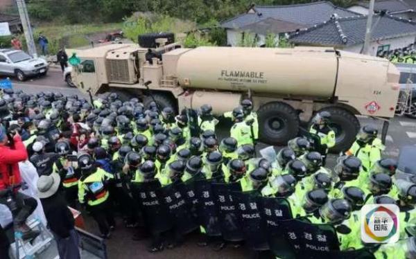 凌晨4時30分左右，駐韓美軍向“薩德”系統(tǒng)部署地星州高爾夫球場運送“薩德”相關(guān)裝備。約有20多輛卡車和軍用拖車進(jìn)入星州高爾夫球場，其中裝有兩臺導(dǎo)彈發(fā)射架、X波段雷達(dá)及作戰(zhàn)指控中心等裝備。