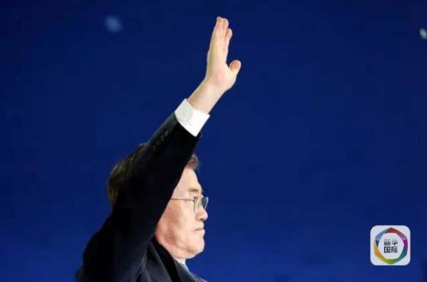 目前民調(diào)領(lǐng)先的共同民主黨候選人文在寅方面當(dāng)天上午表示，強(qiáng)行在星州部署“薩德”的做法“無視國民意愿和程序”，實際上切斷了下屆政府針對“薩德”相關(guān)政策的判斷余地。