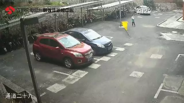 10歲女孩稱在小區內被綁架 監控畫面卻是這樣一幕 10歲女孩稱在小區內被綁架 監控畫面卻是這樣一幕