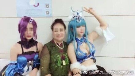 (網友發出的凝黛與阿姨的合影 圖片來自網絡)