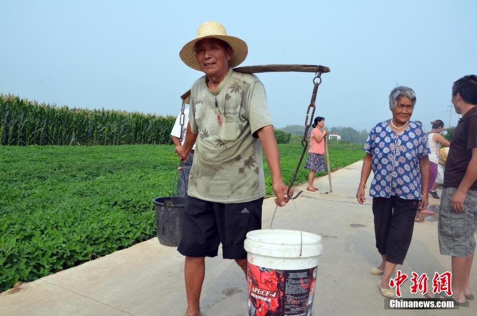 每天排隊取水,廢水循環使用已成為該村老少的生活習慣。 每天排隊取水,廢水循環使用已成為該村老少的生活習慣。