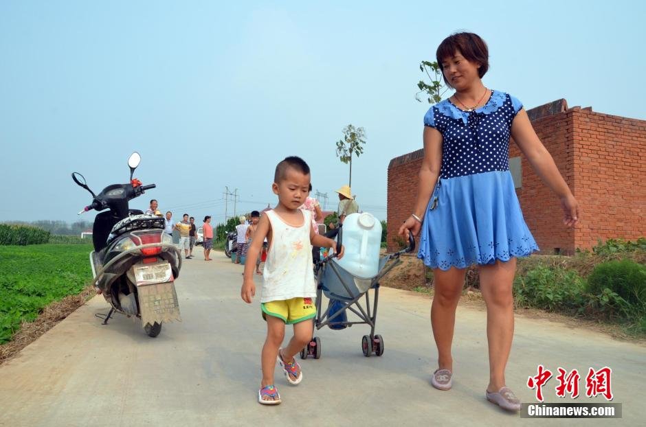 村民每天排隊取水。 村民每天排隊取水。