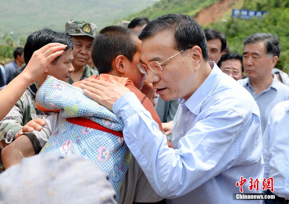 李克強總理察看震中災情為生命讓路 李克強總理察看震中災情為生命讓路