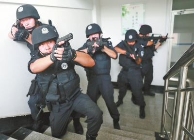 進入樓道后，特警開始地毯式搜索。