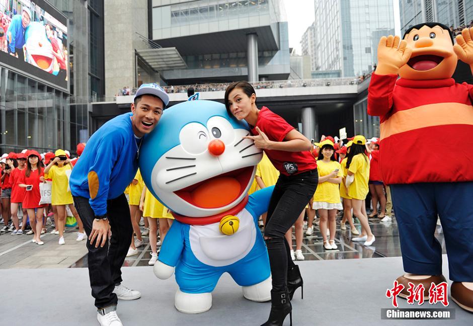 圖為何韻詩、周柏豪與哆啦A夢合影。