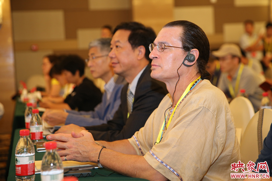 身著特色服飾的外國(guó)嘉賓。 身著特色服飾的外國(guó)嘉賓。