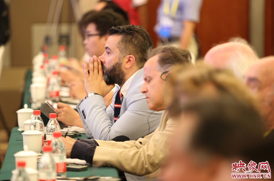 認(rèn)真聽講的外國(guó)嘉賓。 認(rèn)真聽講的外國(guó)嘉賓。