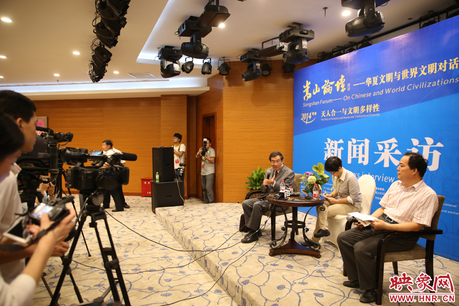 嵩山論壇新聞采訪現(xiàn)場(chǎng)。 嵩山論壇新聞采訪現(xiàn)場(chǎng)。