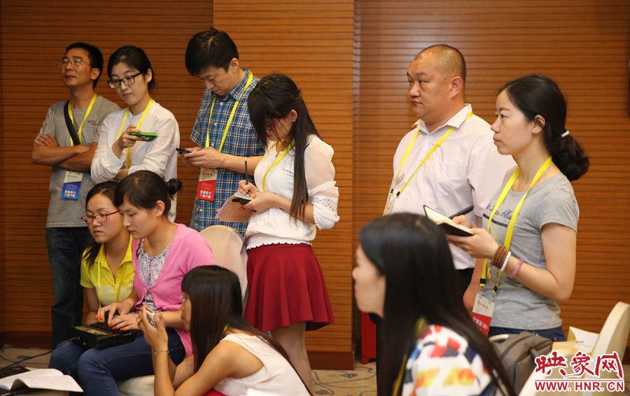 媒體記者集中采訪專家學(xué)者。 媒體記者集中采訪專家學(xué)者。