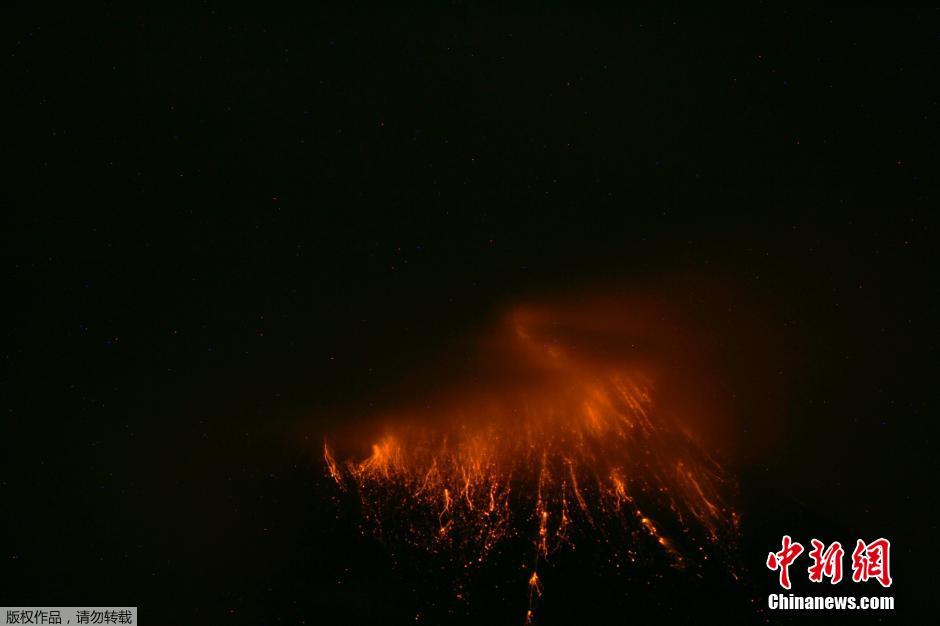 當(dāng)?shù)貢r(shí)間8月24日，厄瓜多爾通古拉瓦火山噴發(fā)，熔巖噴出宛如末世。