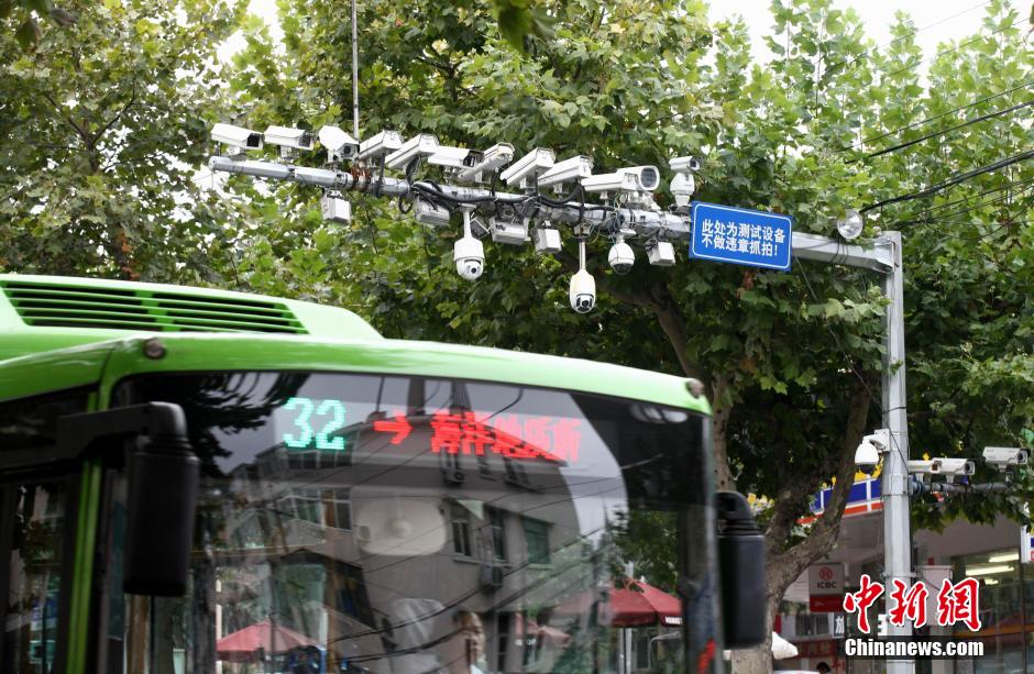 青島現最牛監視設備 一根桿上架有19個探頭 青島現最牛監視設備 一根桿上架有19個探頭