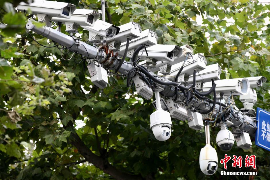 青島現最牛監視設備 一根桿上架有19個探頭 青島現最牛監視設備 一根桿上架有19個探頭