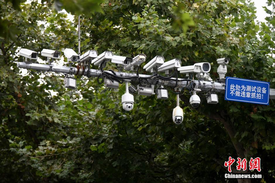 青島現最牛監視設備 一根桿上架有19個探頭 青島現最牛監視設備 一根桿上架有19個探頭