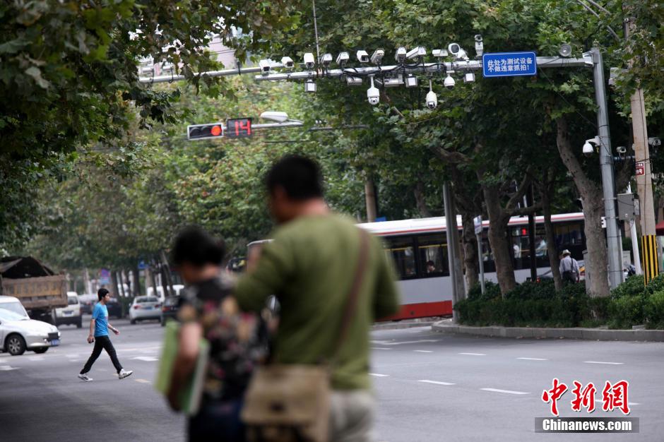 青島現最牛監視設備 一根桿上架有19個探頭 青島現最牛監視設備 一根桿上架有19個探頭
