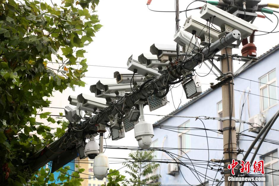青島現最牛監視設備 一根桿上架有19個探頭 青島現最牛監視設備 一根桿上架有19個探頭