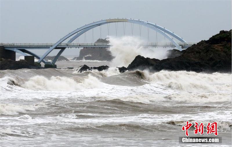 臺風“鳳凰”登陸浙江 狂風掀起巨浪 臺風“鳳凰”登陸浙江 狂風掀起巨浪