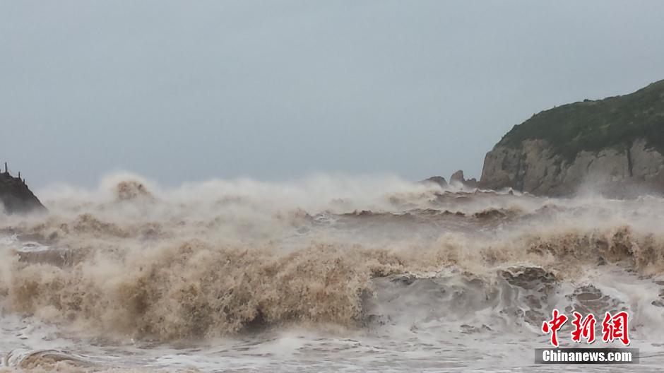 臺風“鳳凰”登陸浙江 狂風掀起巨浪 臺風“鳳凰”登陸浙江 狂風掀起巨浪
