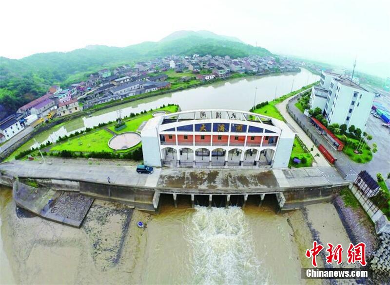 臺風“鳳凰”登陸浙江 狂風掀起巨浪 臺風“鳳凰”登陸浙江 狂風掀起巨浪