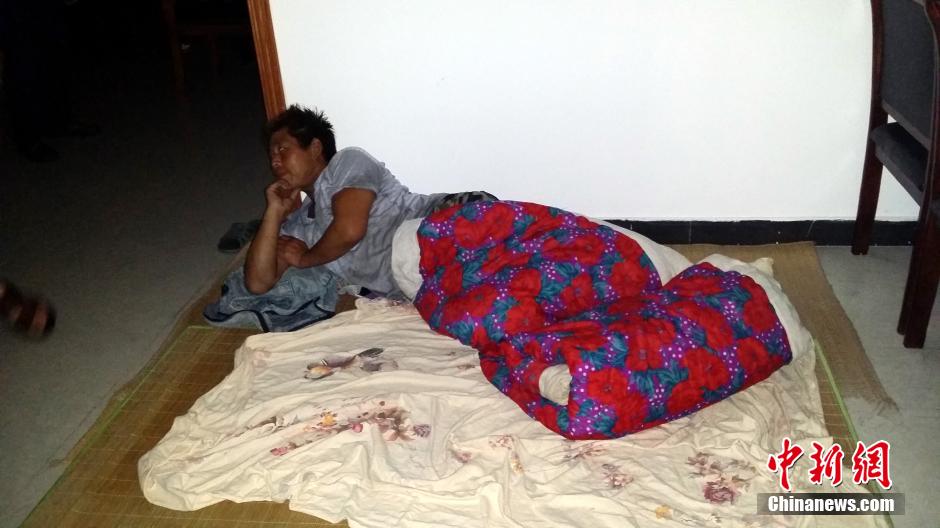 9月22日晚,在象山高塘島鄉(xiāng)的烏巖頭村的農(nóng)民安置點里,70多名外來務工人員正在休息。 9月22日晚,在象山高塘島鄉(xiāng)的烏巖頭村的農(nóng)民安置點里,70多名外來務工人員正在休息。