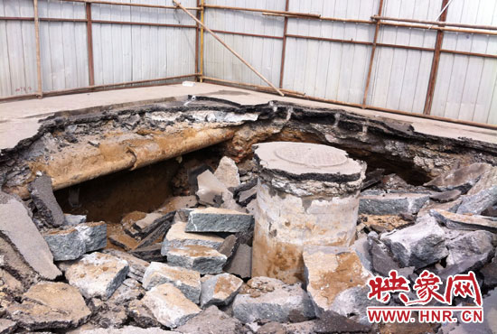 此次路面塌陷的直徑約為3米,深度有2米左右,坑內布滿了碎石,路面下方20厘米左右。 此次路面塌陷的直徑約為3米,深度有2米左右,坑內布滿了碎石,路面下方20厘米左右。