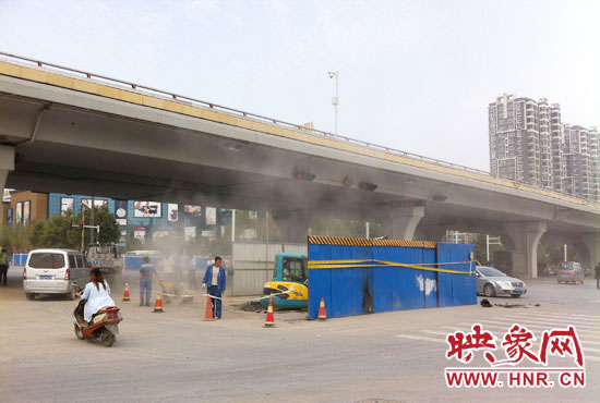 施工單位對塌陷處進行路面切割,造成路面塵土飛揚。 施工單位對塌陷處進行路面切割,造成路面塵土飛揚。