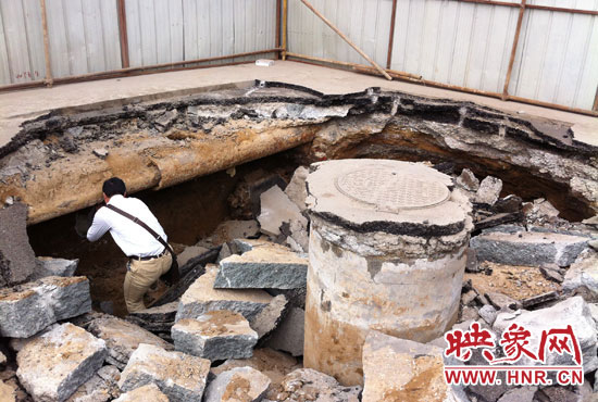 有工作人員下到坑內進行檢查,但拒絕透露具體工作單位。 有工作人員下到坑內進行檢查,但拒絕透露具體工作單位。