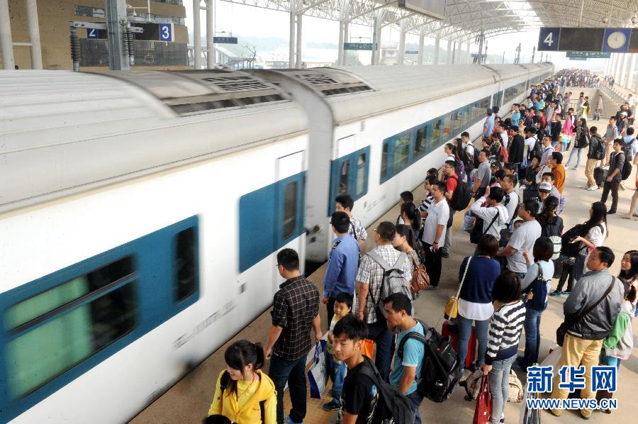 10月6日,在安徽銅陵火車站,大批旅客在站臺上等候乘車。 10月6日,在安徽銅陵火車站,大批旅客在站臺上等候乘車。