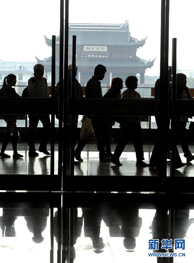 10月6日,旅客排隊進入蘇州火車站二樓候車大廳。 10月6日,旅客排隊進入蘇州火車站二樓候車大廳。