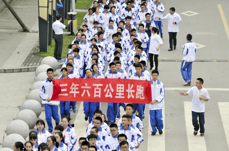 10月14日，成都七中萬達學校實行三年跑六百公里才能畢業，現場學生開始長跑。