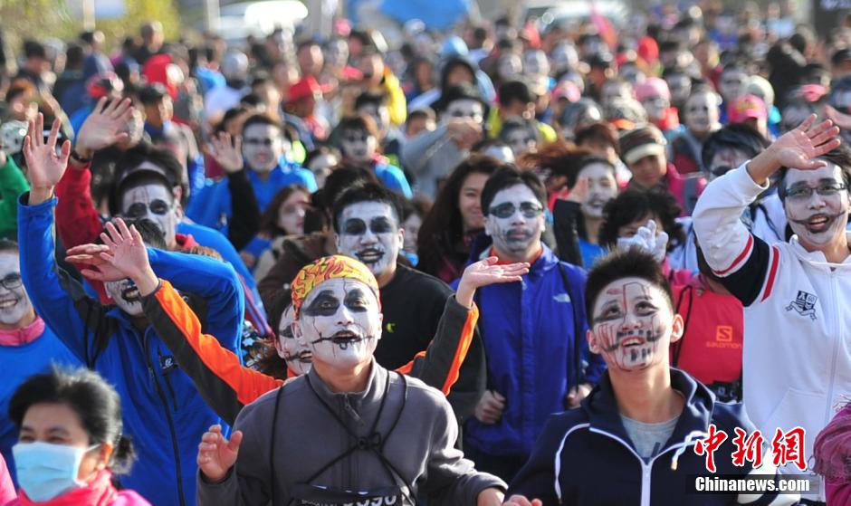 千余“僵尸”現沈陽街頭嚇哭過路小孩 千余“僵尸”現沈陽街頭嚇哭過路小孩