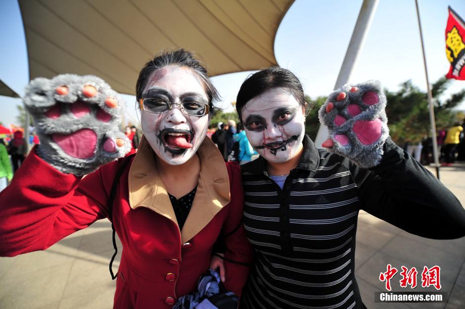 千余“僵尸”現沈陽街頭嚇哭過路小孩 千余“僵尸”現沈陽街頭嚇哭過路小孩