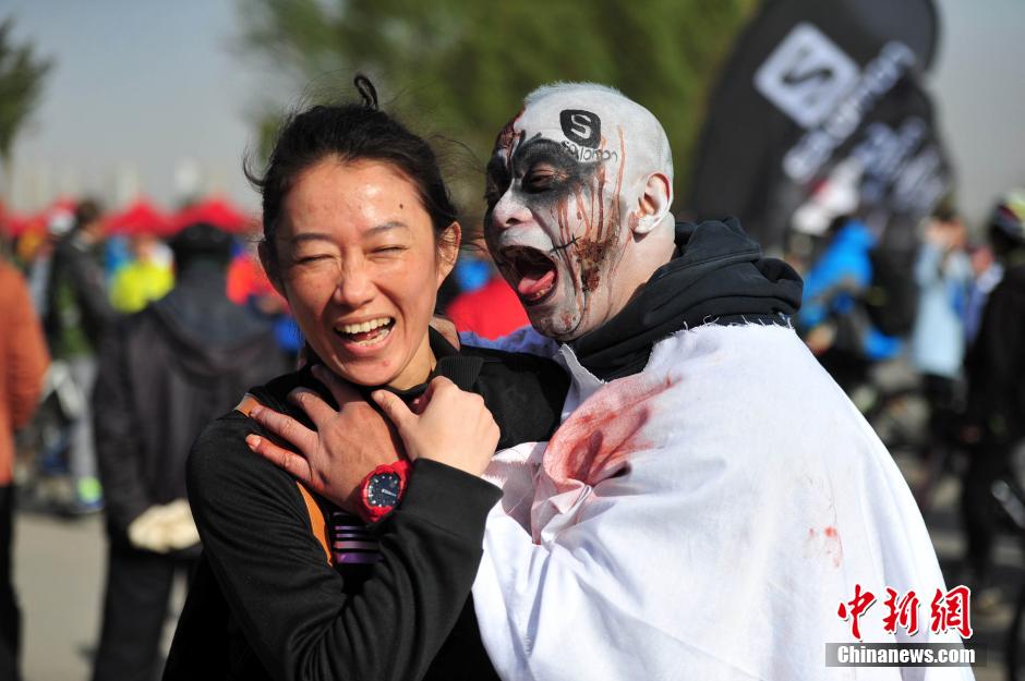 千余“僵尸”現沈陽街頭嚇哭過路小孩 千余“僵尸”現沈陽街頭嚇哭過路小孩