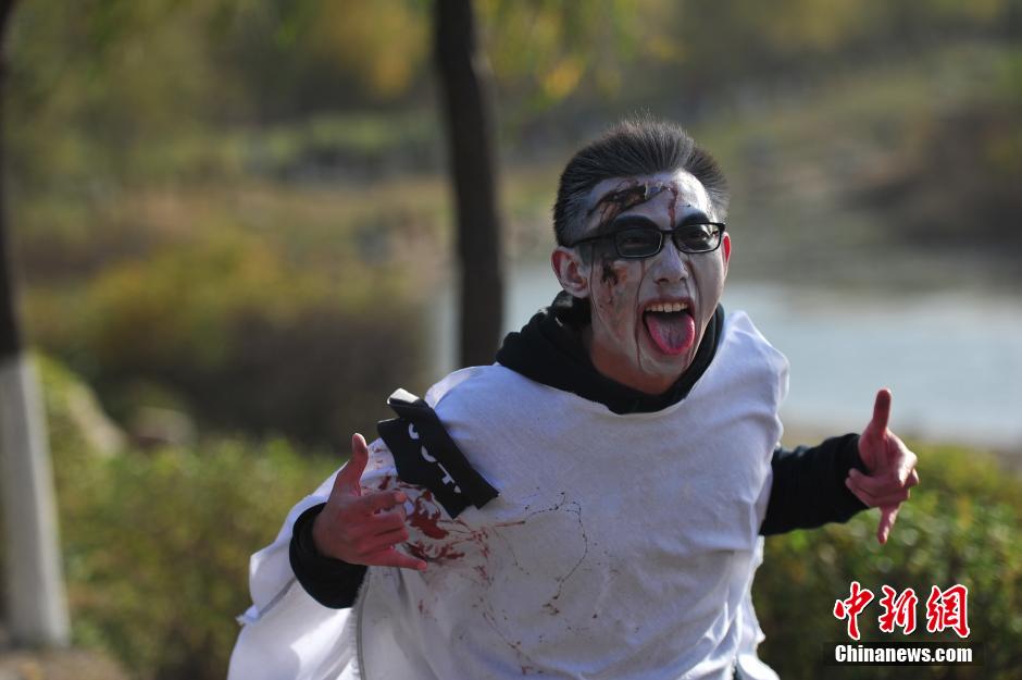 千余“僵尸”現沈陽街頭嚇哭過路小孩 千余“僵尸”現沈陽街頭嚇哭過路小孩
