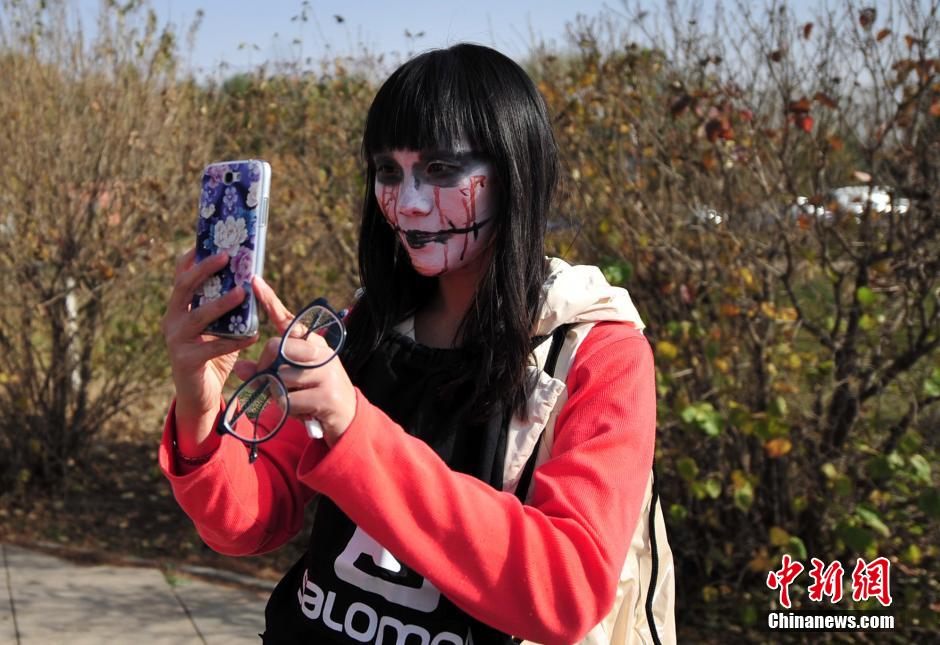 千余“僵尸”現沈陽街頭嚇哭過路小孩 千余“僵尸”現沈陽街頭嚇哭過路小孩