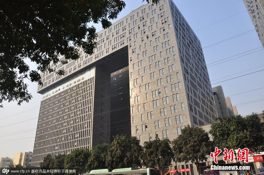 鄭州又現(xiàn)奇葩建筑 大門酷似“大褲衩” 鄭州又現(xiàn)奇葩建筑 大門酷似“大褲衩”