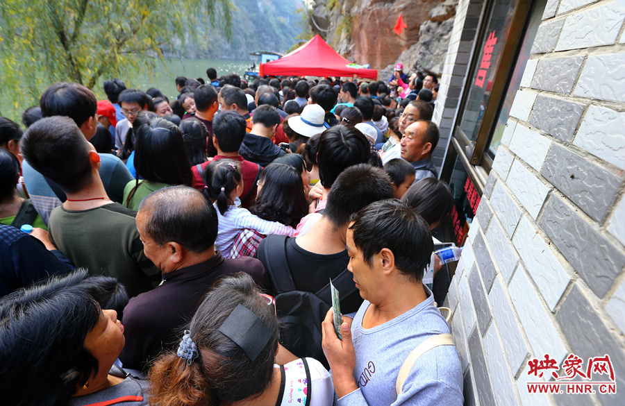 游船售票處前,游客被擠得無法轉身 游船售票處前,游客被擠得無法轉身