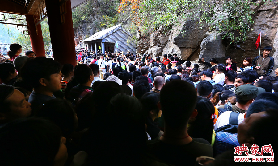 不到百米的碼頭上,等待上船的幾百名游客擁擠在一起 不到百米的碼頭上,等待上船的幾百名游客擁擠在一起