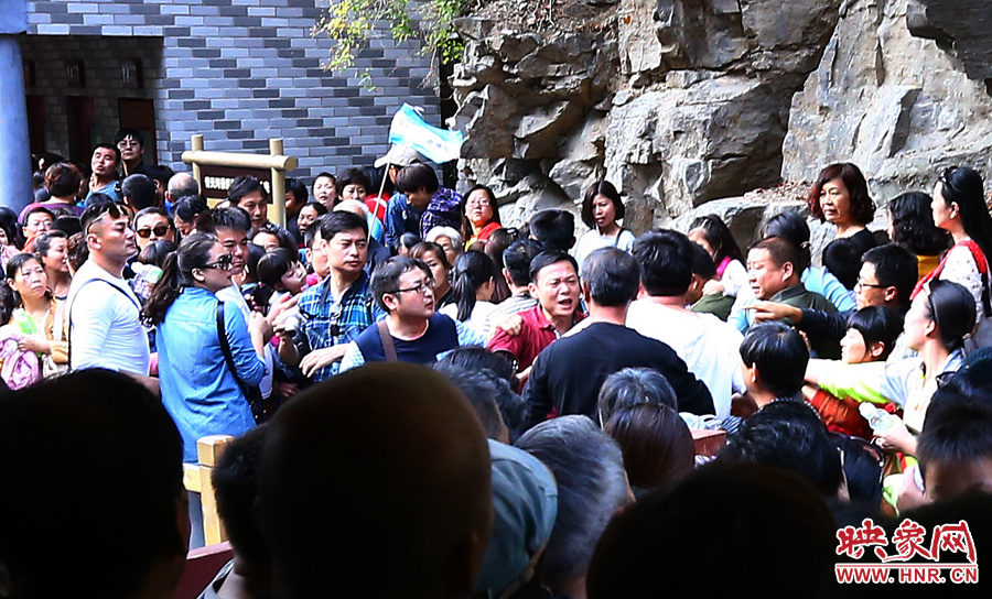 候船碼頭上,游客由于擁擠發生摩擦沖突 候船碼頭上,游客由于擁擠發生摩擦沖突